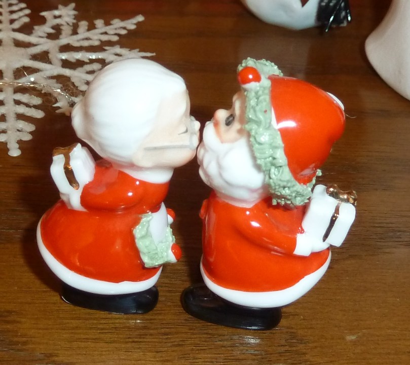 I saw mommy kissing santa claus