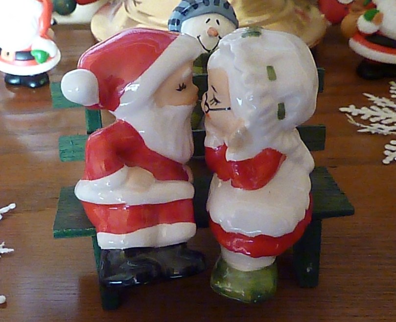 Santa-Mrs-Claus-kissing