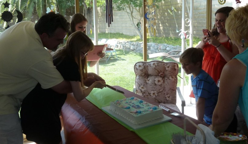 gender-reveal-cake