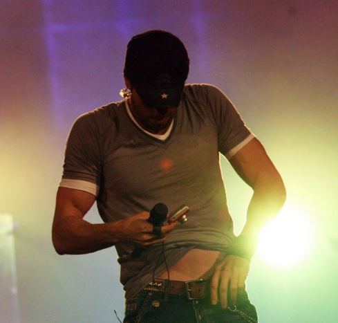 Enrique-Iglesias-in-concert