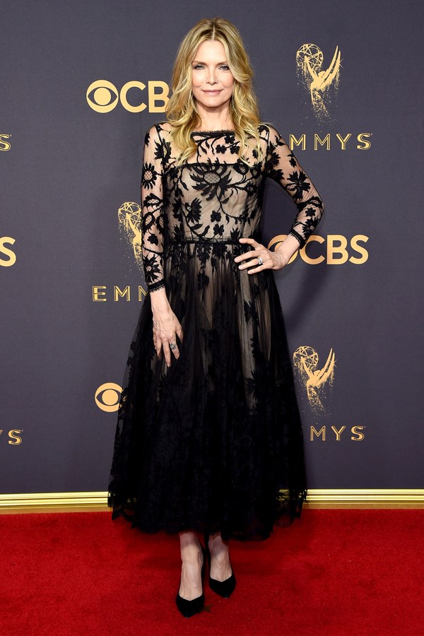 emmys-2017-red-carpet-michelle-pfeiffer